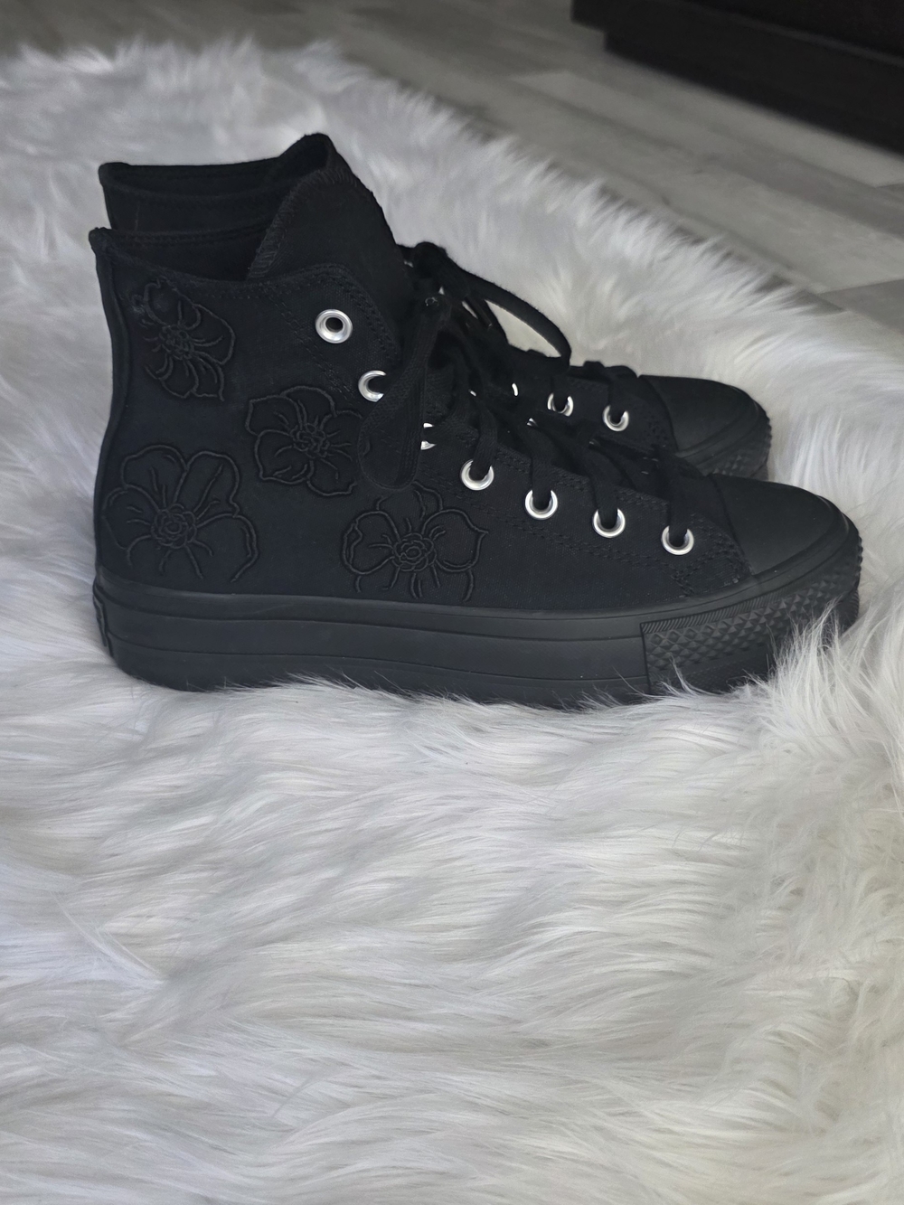 CONVERSE
WOMENS CHUCK TAYLOR ALL STAR HIGH TOP PLATFORM SNEAKER Broidery